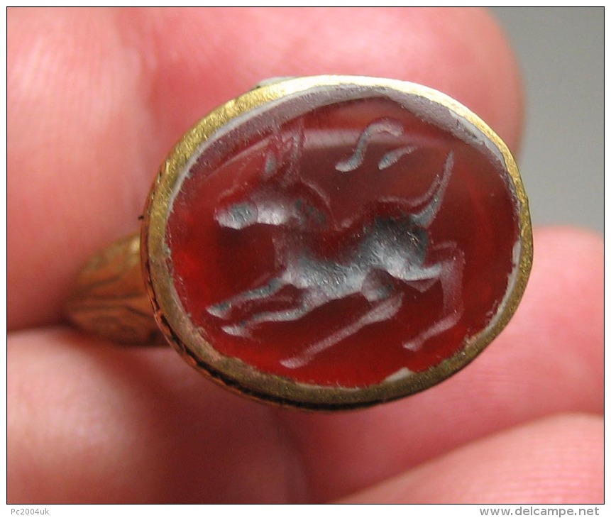 A NOMADIC / ISLAMIC BRONZE RING WITH DECORATION AND INTAGLIO GEM  Z29 - Rings