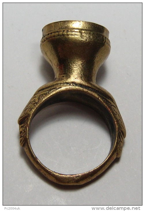 A NOMADIC / ISLAMIC BRONZE RING WITH DECORATION AND INTAGLIO GEM  Z29 - Rings