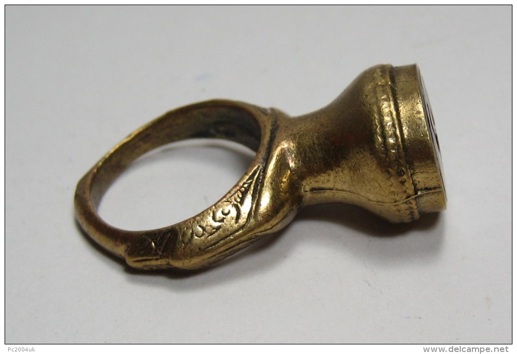 A NOMADIC / ISLAMIC BRONZE RING WITH DECORATION AND INTAGLIO GEM  Z29 - Rings