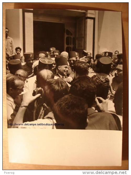 PHOTO 18X24 TUNISIE - HABIB BOURGUIBA MARS 1956 ARRIVEE A TUNIS APRES LA PROCLAMATION D'INDEPENDANCE - TIRAGE D'EPOQUE - Célébrités