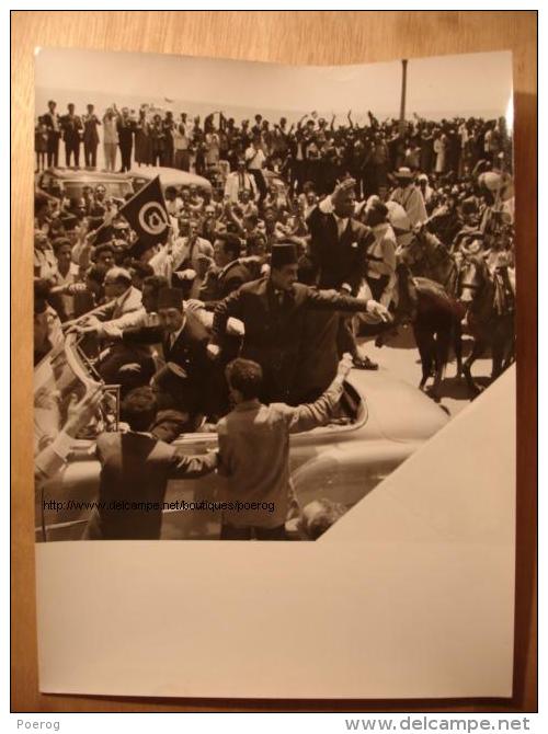 PHOTO 18X24 TUNISIE - HABIB BOURGUIBA FOULE VOITURE MARS 1956 ARRIVEE A TUNIS APRES L'INDEPENDANCE - TIRAGE D'EPOQUE - Famous People