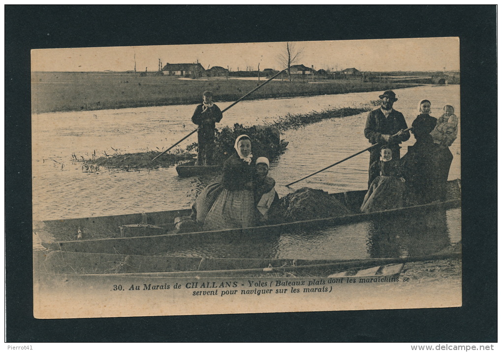 Au Marais De CHALLANS - Yoles (bateaux Plats Dont Les Maraîchins Se Servent Pour Naviguer Sur Les Marais) - Challans