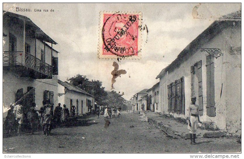 Afrique Noire  Guinée  Bissau:  Une Rue     Etat Moyen  (voir Scan) - Guinea