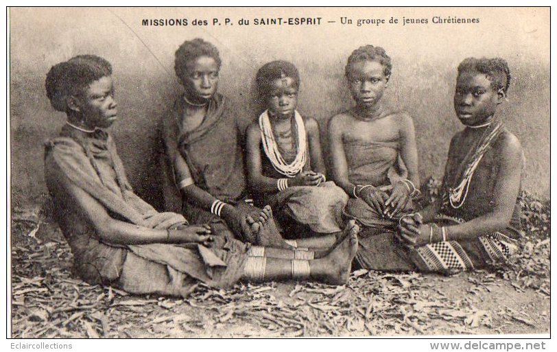 Afrique Noire  Guinée  Et/ou  A.O.F  Missions De P.P Du Saint Esprit. Jeunes Chrétiennes    (voir Scan) - Guinée