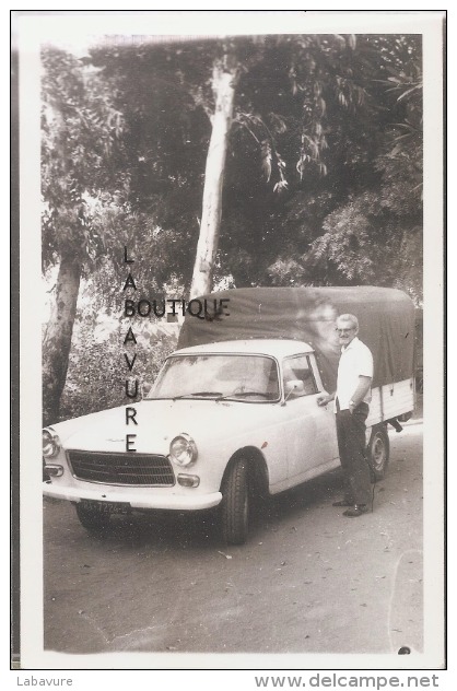 Photo Un Homme Avec Sa 404 Breack-en 1975--format  9x13.5 - Voitures De Tourisme