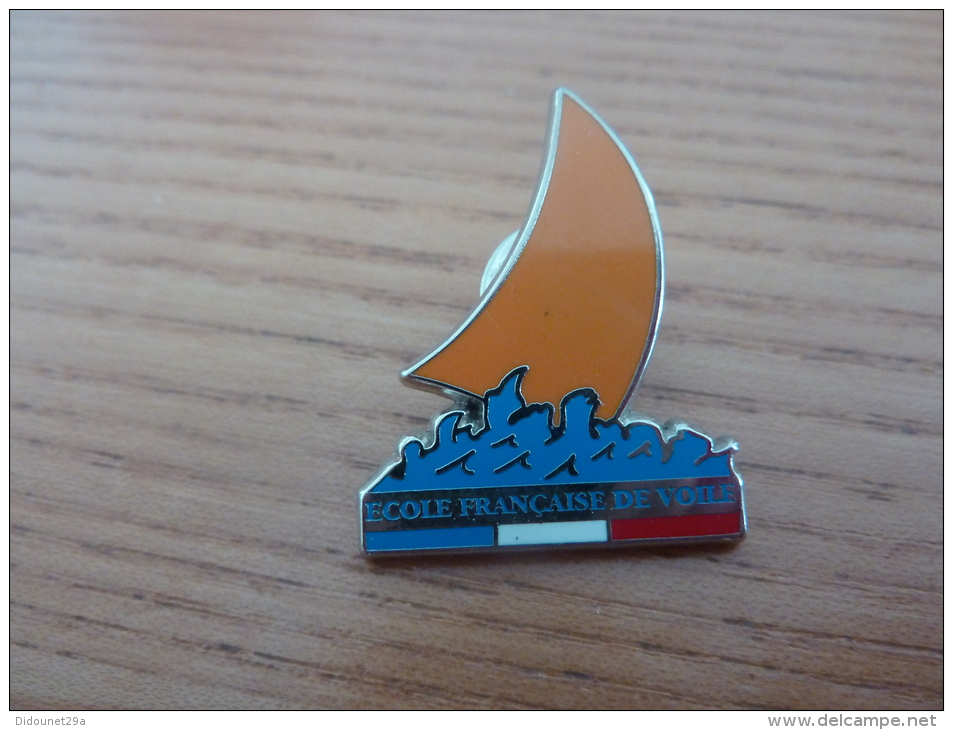 Pin´s "ECOLE FRANCAISE DE VOILE" (orange - Signé DECAT) - Sailing, Yachting