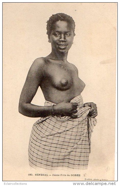 Afrique Noire     Sénégal    Gorée ..  Jeune Fille Seins Nus  (Voir Scan  ) - Senegal