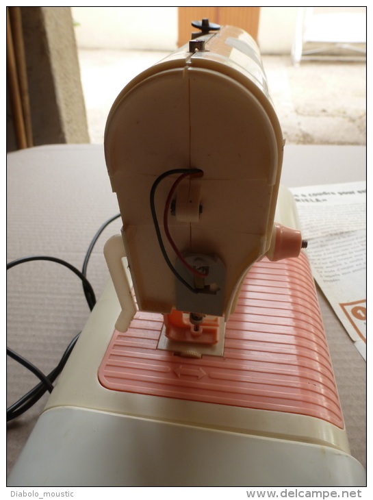machine à coudre jouet GABRIELA avec sa boite et notice d´emploi....Ref:  Piko Spielwaren 25/5082