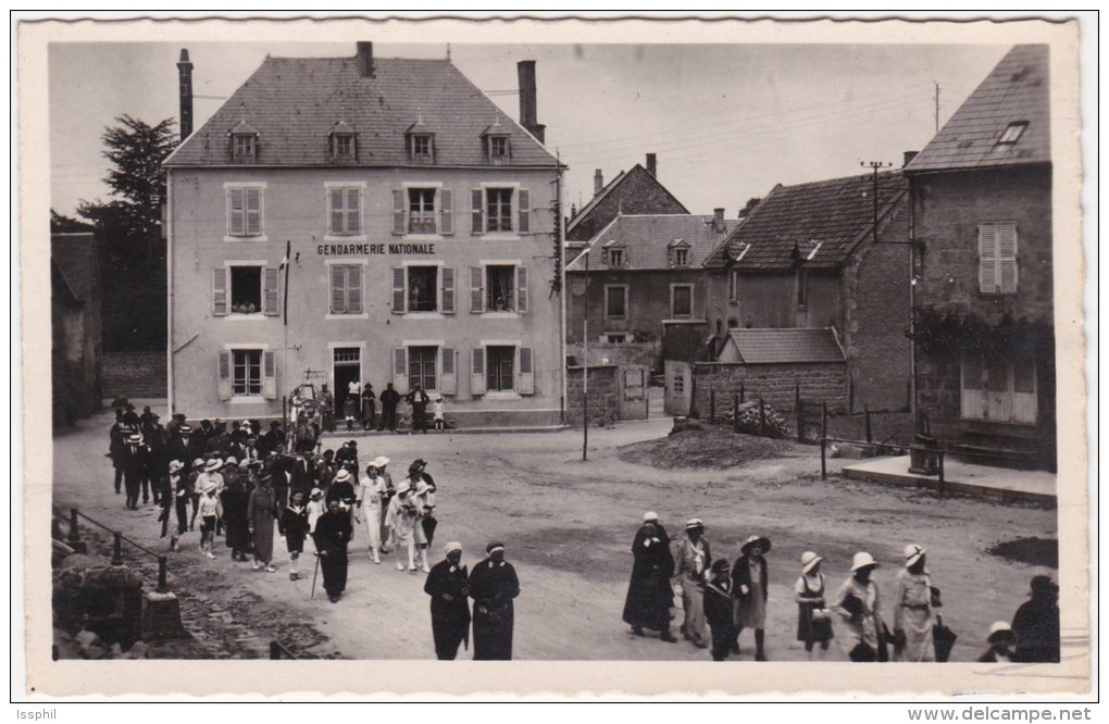 CPSM - PF - Saint Gervais D'Auvergne (P. De D.) La Place De La Gendarmerie - La Chasse De Saint Gervais Et Saint Protaix - Saint Gervais D'Auvergne