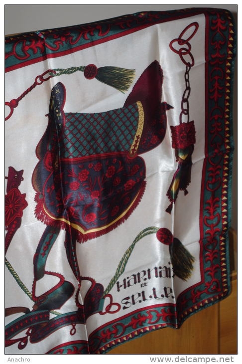 FOULARD SELLE CHEVAUX Et HARNAIS D´ EMPIRE  / 67 X 67 Cms - Hoofddoeken En Sjaals