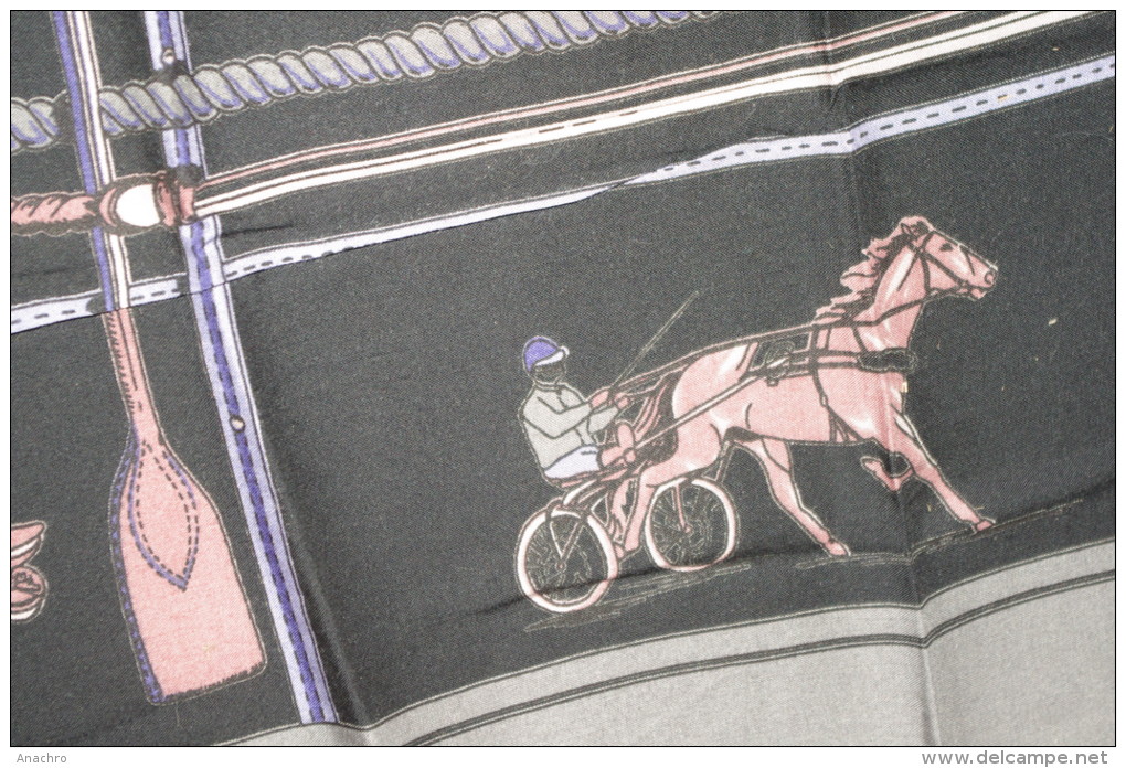 FOULARD  CHEVAUX  De COURSE SULKY ATTELAGE  ETRIERS / Collection 70 X 74 Cms - Hoofddoeken En Sjaals