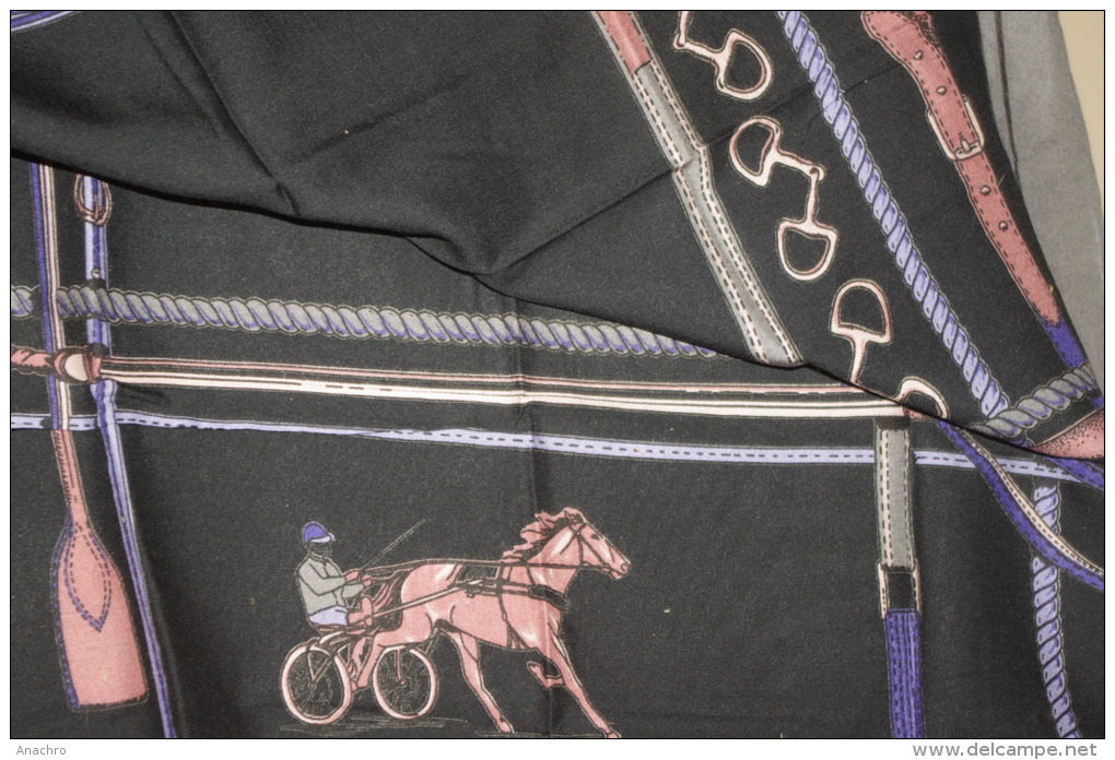 FOULARD  CHEVAUX  De COURSE SULKY ATTELAGE  ETRIERS / Collection 70 X 74 Cms - Halstücher & Schals