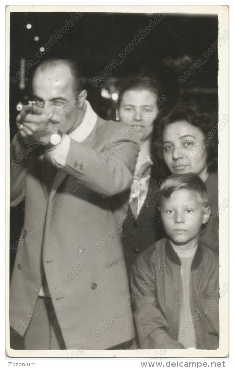 1950s FAIR FUN GUN SHOOTER CARABINE SHOOTING FESTIVAL Photo Family Fete Foraine Jeux Game Snap-Shot Vintage Photo - Autres & Non Classés