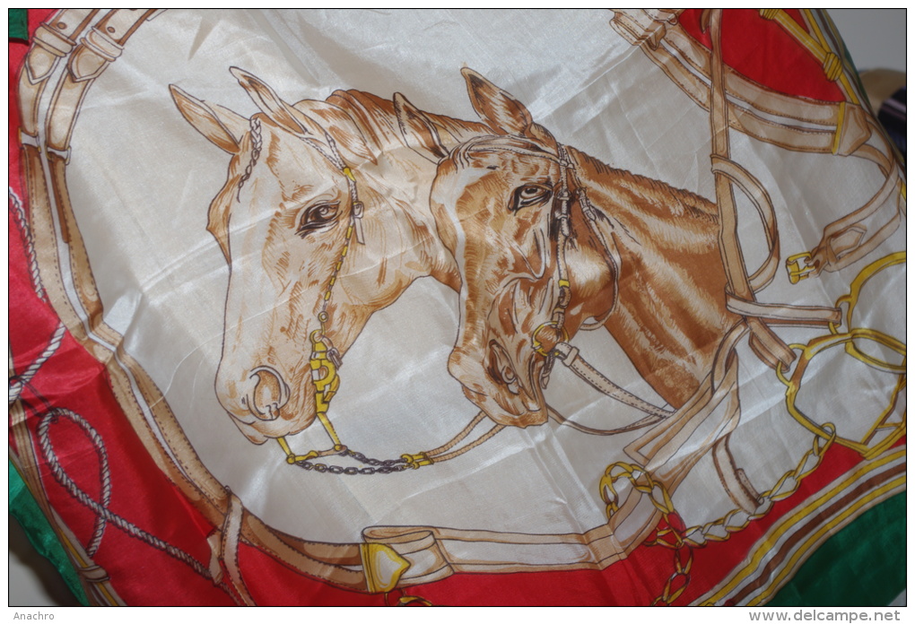 FOULARD SOIE CHEVAUX  BRIDES Signé LEONARDI  / 86 X 84 Cms - Hoofddoeken En Sjaals