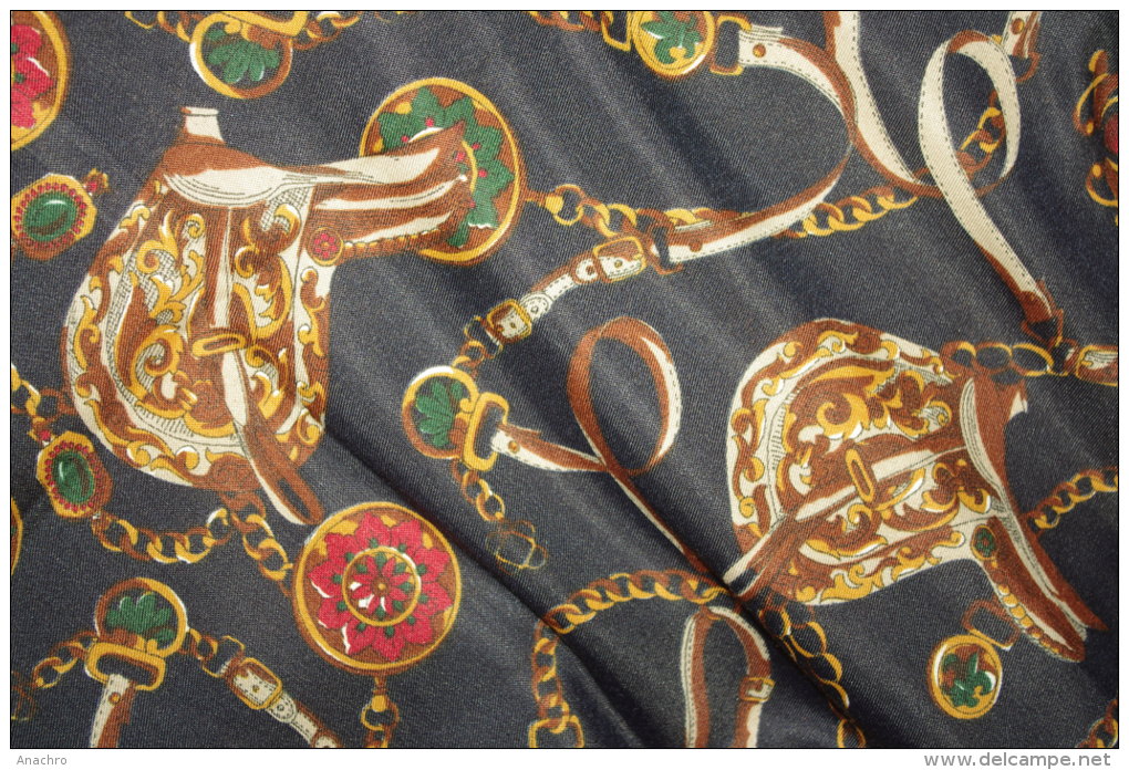 FOULARD CHALE CHEVAUX SELLE BRIDE Et HARNAIS Signé AGORA PARIS / 116 X 111cms - Fulares