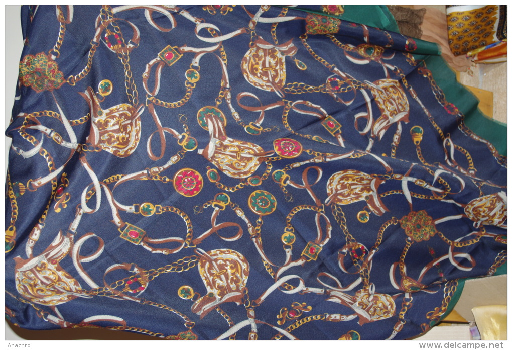 FOULARD CHALE CHEVAUX SELLE BRIDE Et HARNAIS Signé AGORA PARIS / 116 X 111cms - Foulards