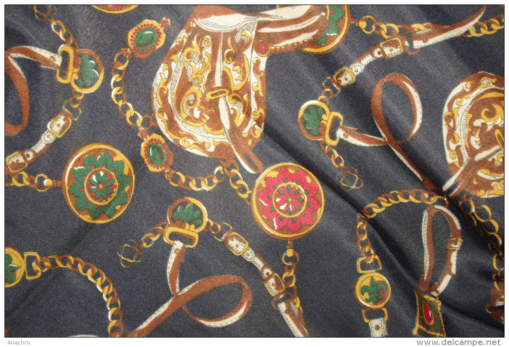 FOULARD CHALE CHEVAUX SELLE BRIDE Et HARNAIS Signé AGORA PARIS / 116 X 111cms - Scarves