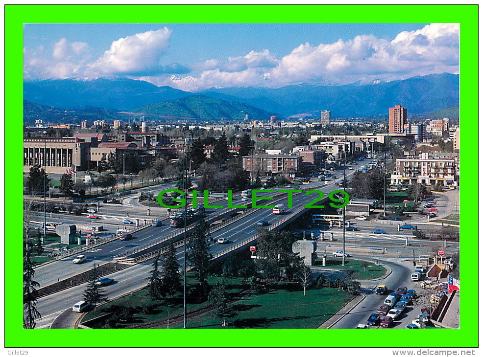 SANTIAGO, CHILI - HERMOSA PANORAMICA DEL IMPORTANTE NUDO VIAL DE APOQUINDO CON AMÉRICO ÉCRITE - - Chili