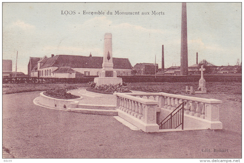 LOOS.  _  Ensemble Du Monument Aux Morts. Presque Parmi Les Grandes Cheminées D'usine. - Loos Les Lille
