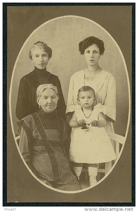 Four Generation Of Women - Atelier E. Makovicka, Velika Gorica ----- Postcard Not Traveled - Portraits