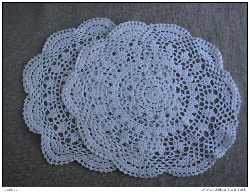 Deux Napperons Ronds, Dentelle Blanche Au Crochet, Diamètre 27 Cm. Voir Photos. - Laces & Cloth