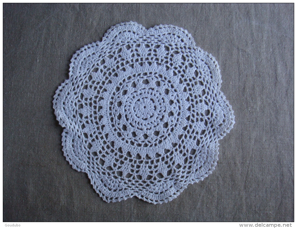 Deux Napperons Ronds, Dentelle Blanche Au Crochet, Diamètre 27 Cm. Voir Photos. - Laces & Cloth