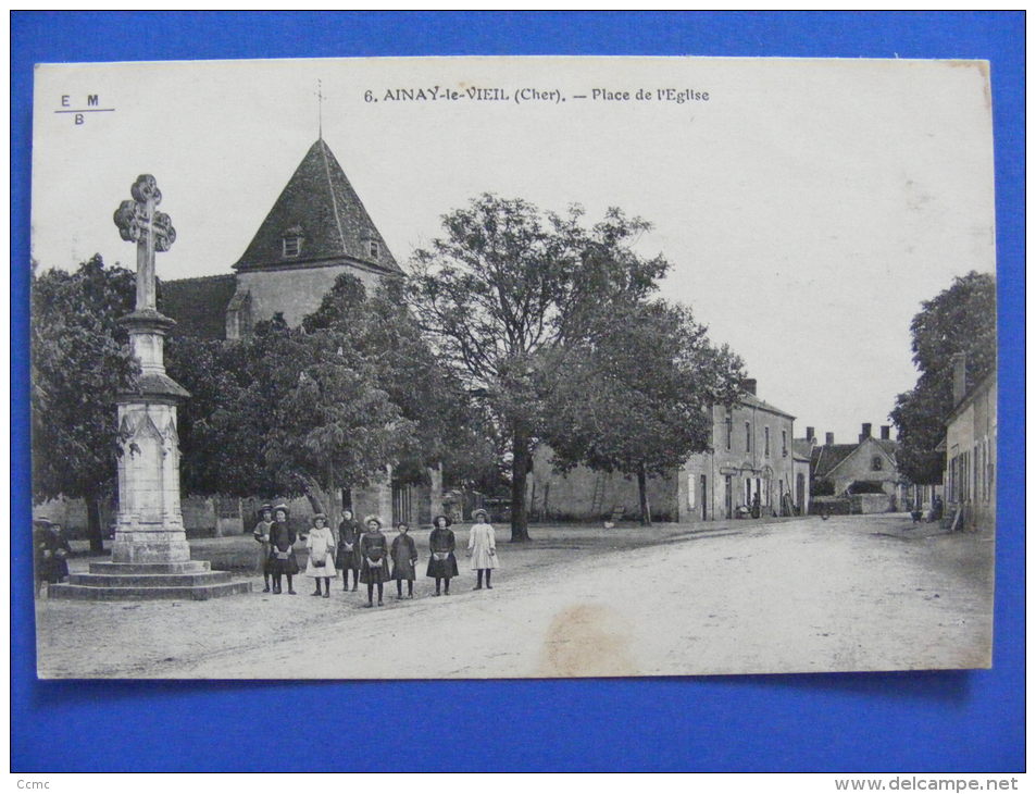 CPA Ainay-le-Vieil (18) - La Place De L'église - Ainay-le-Vieil