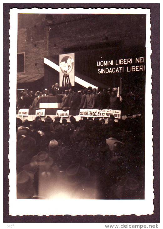 Foto  Manifestazione Sindacato CISL  Anni 50, A Bologna(?) Cartello Imola (ingrandimento) - Sindicatos