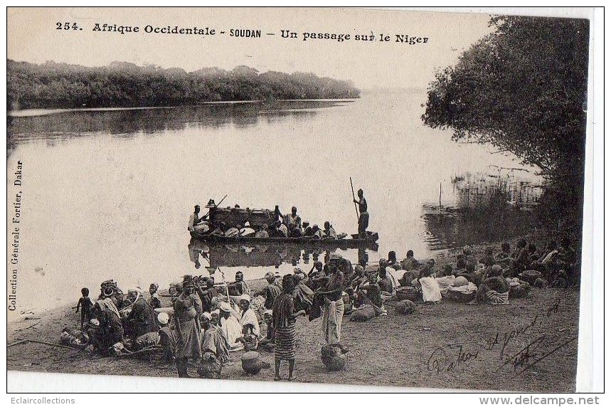 Afrique Noire   Soudan    Pirogue  Passage Sur Le Niger  (Voir Scan ) - Soudan
