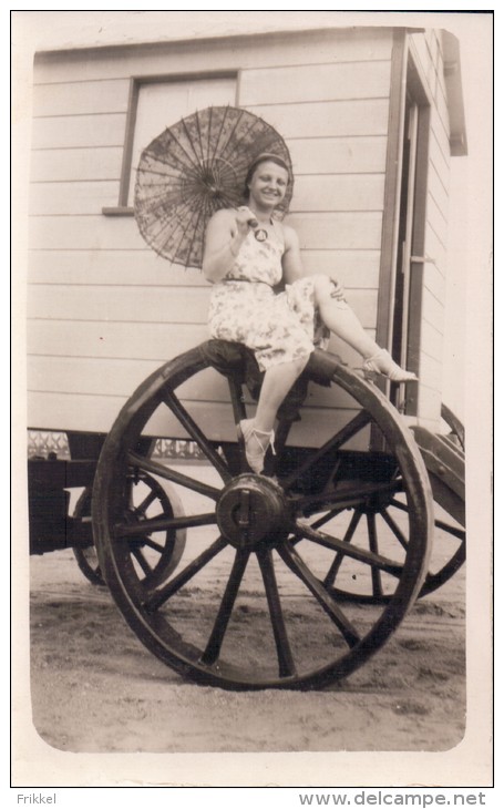 Fotokaart Carte Photo Vrouw Met Parasol Aan Cabine Oostende Souvenirs D'Ostende Plage Estacade - Oostende