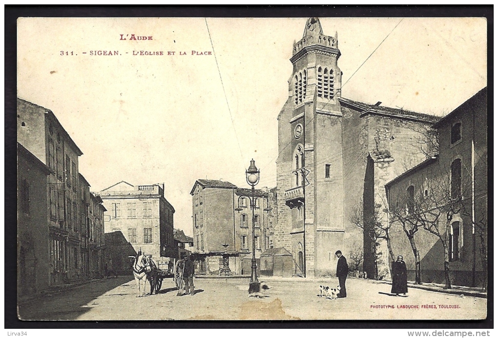 CPA ANCIENNE- FRANCE- SIGEAN (11)- LA PLACE EN HIVER ET L'EGLISE- ATTELAGE TOMBEREAU- ANIMATION- CHIENS- LAMPADAIRE - Sigean