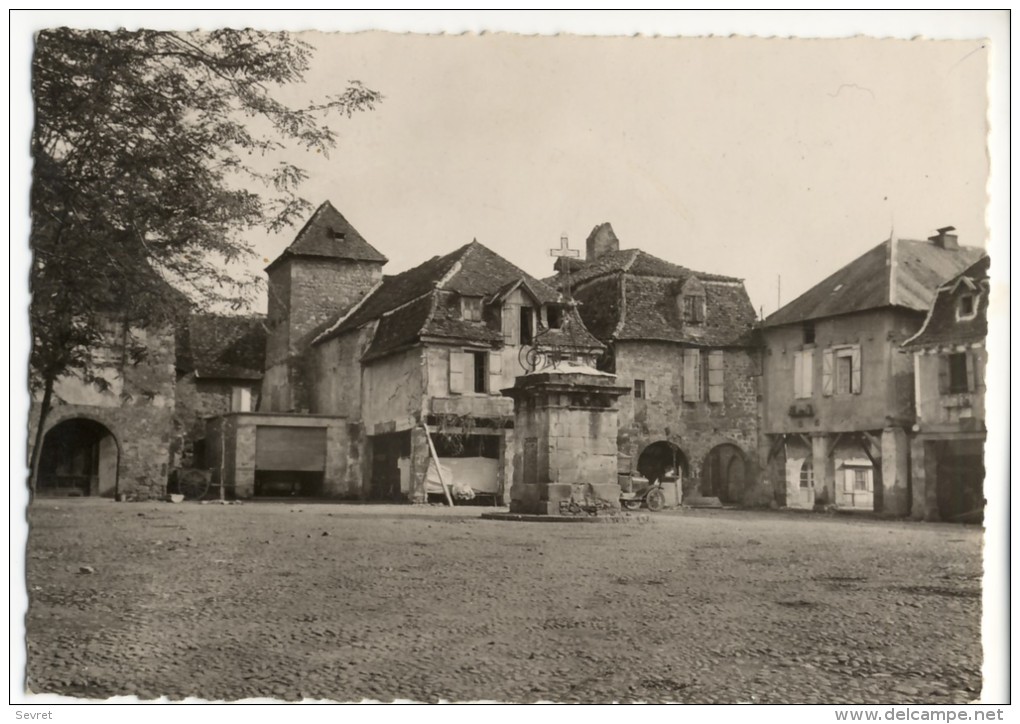 BRETENOUX. - La Place Et Les Porches.  CPM Dentelée - Bretenoux