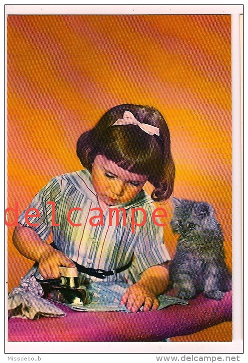 LITTLE GIRL - MAEDCHEN - CAT - Ironing - Fillette Repassage Et Petit Chat - Carte Vierge - Circa 60 - Scènes & Paysages