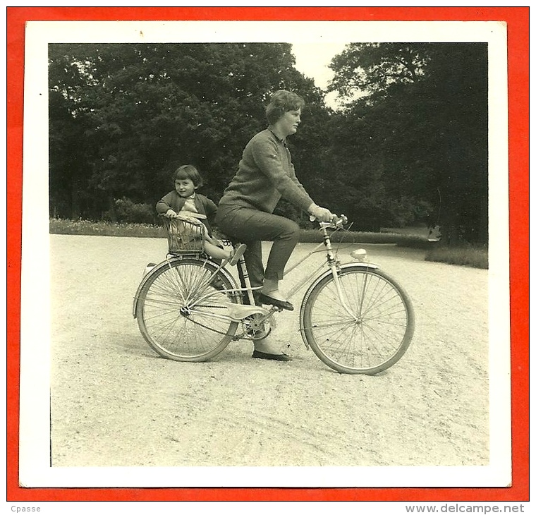 PHOTO Photographie Amateur - A Bicyclette Avec Maman - Vélo Enfance Childhood Kindheit Infancia Infanzia - Ciclismo