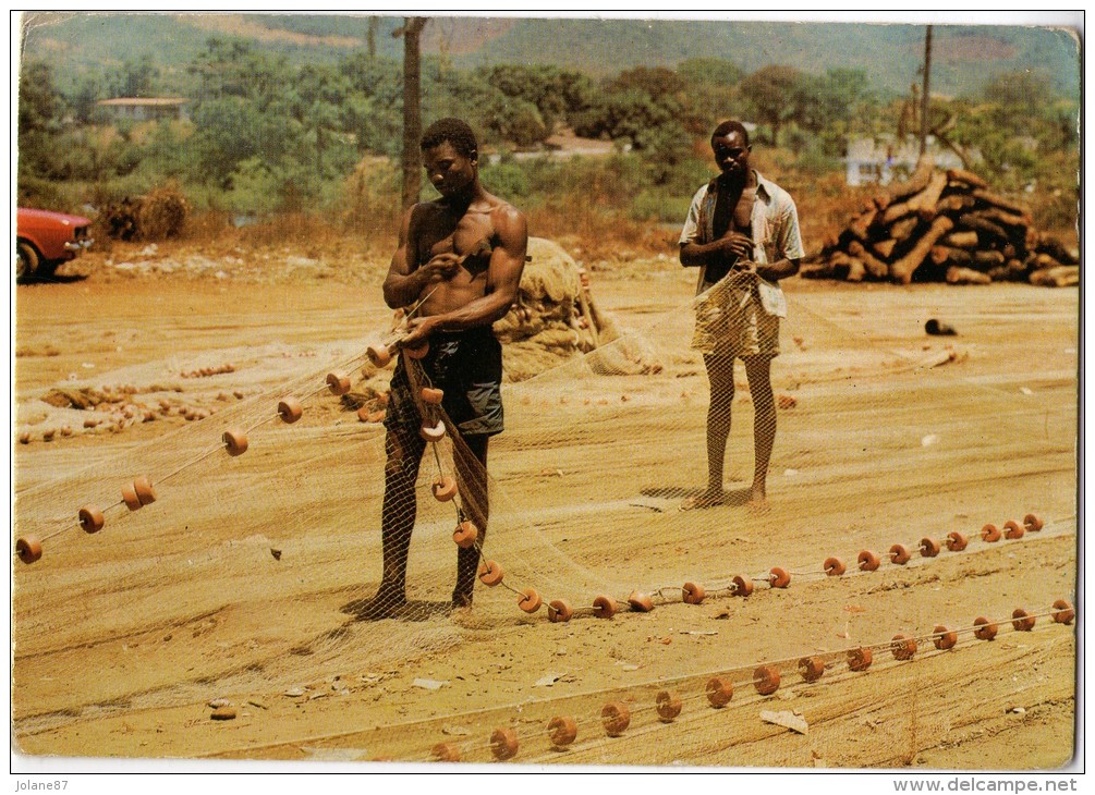 CPM     SIERRA LEONE         FISHERMEN REPAIRING THEIR FISHING NETS     PECHEURS REPARANT LEURS FILETS - Sierra Leone