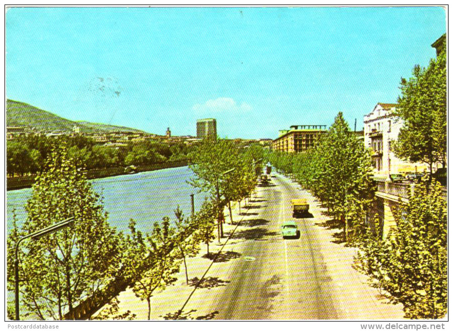 Tbilisi - The Embankment - & Old Cars - Georgien