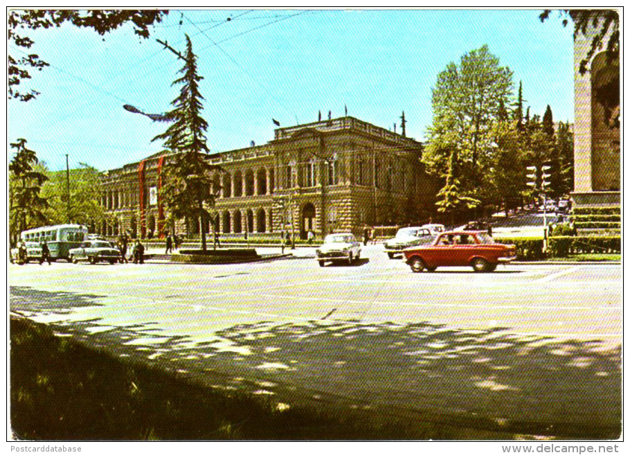 Tbilisi - The Palace Of Young Pioneers - & Old Cars - Georgien