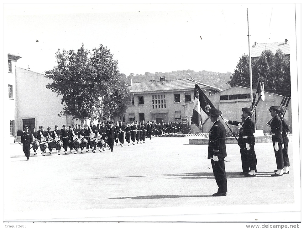 DEFILE MILITAIRE- LOT DE 6 PHOTOS -PRISE D'ARMES-SALUT AU DRAPEAU  10,5 X 14,5 Cm - Guerre, Militaire