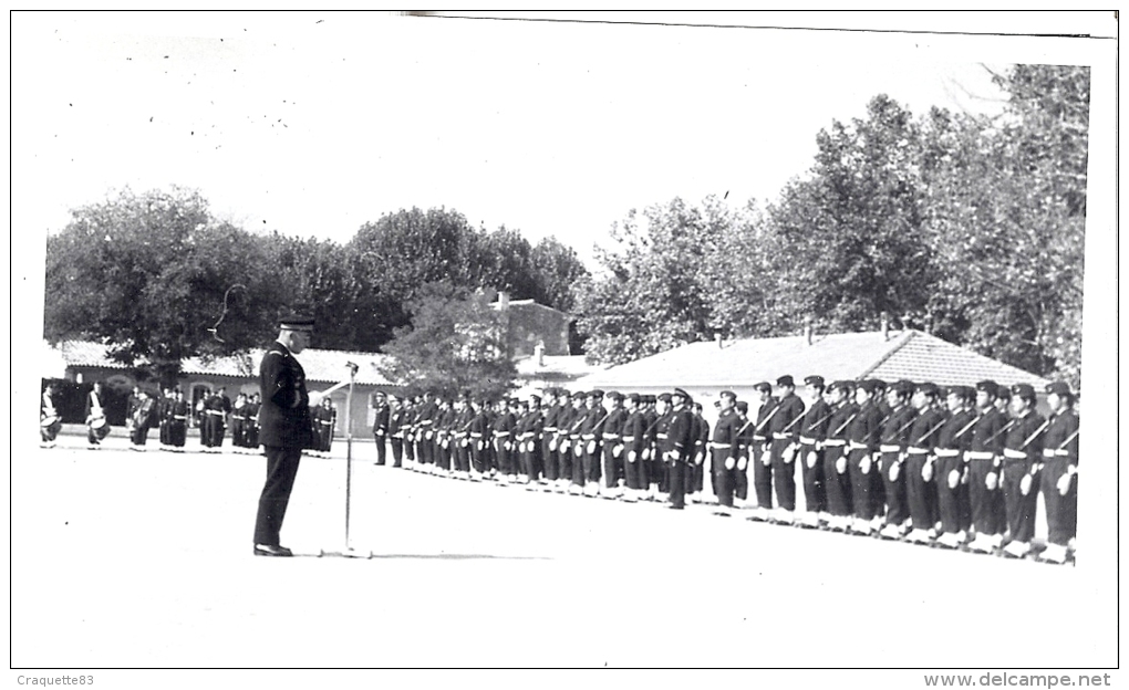 DEFILE MILITAIRE- LOT DE 6 PHOTOS -PRISE D'ARMES-SALUT AU DRAPEAU  10,5 X 14,5 Cm - Guerre, Militaire