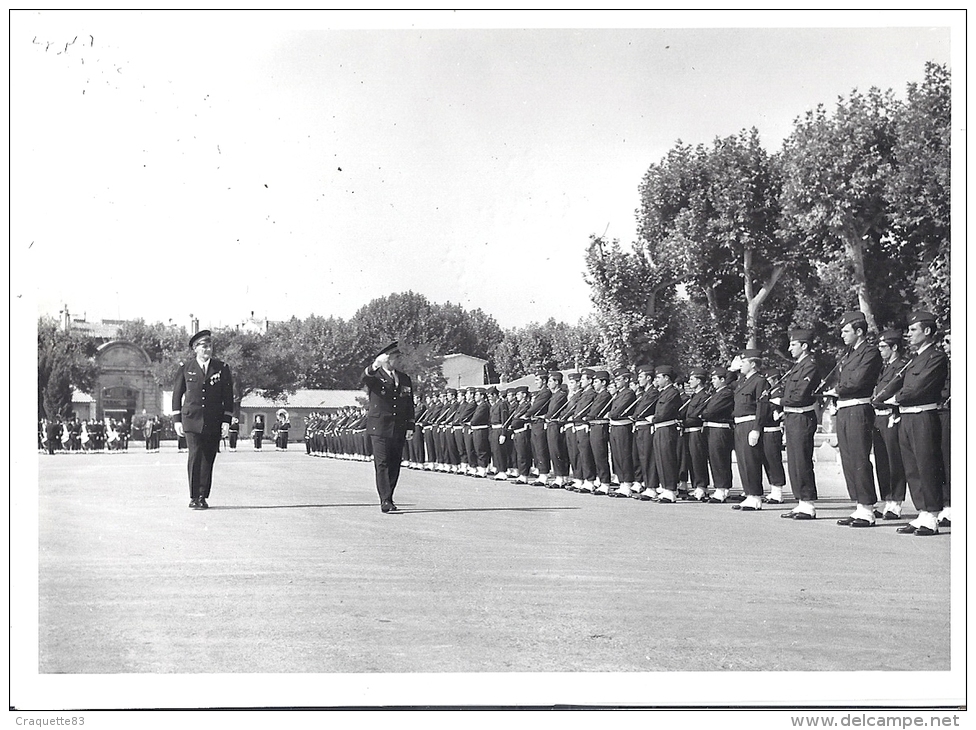 DEFILE MILITAIRE- LOT DE 6 PHOTOS -PRISE D'ARMES-SALUT AU DRAPEAU  10,5 X 14,5 Cm - Guerre, Militaire