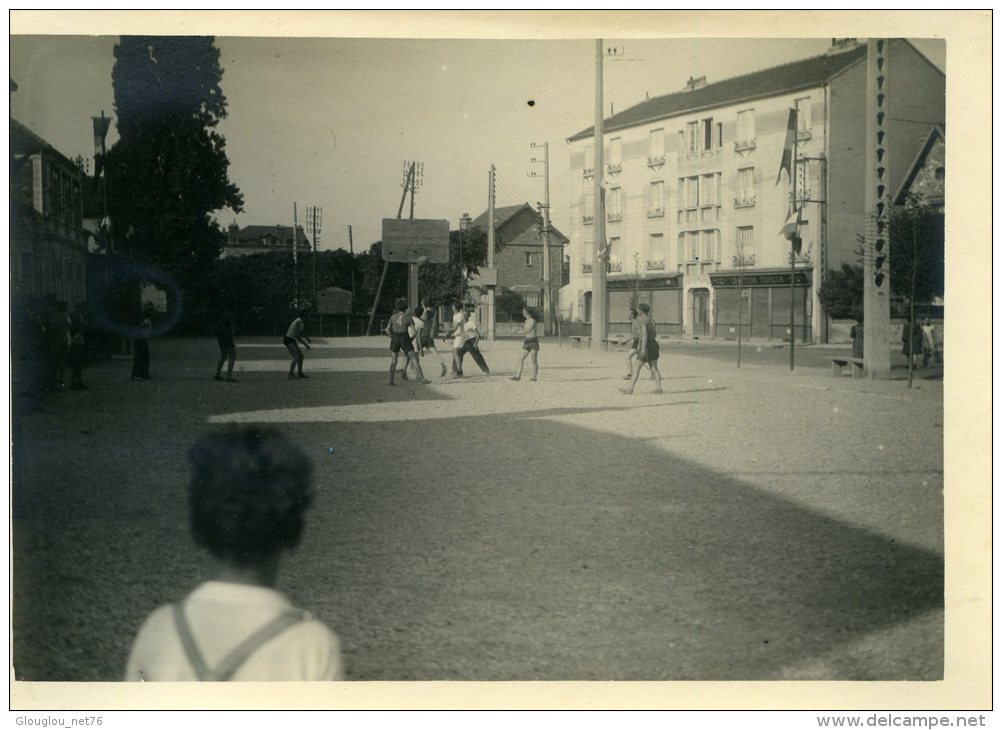 PHOTO 18/13 CM   ELEVES JOUANT DANS LA COUR D'UNE ECOLE... (DOS VIERGE).....QUI RECONNAITRA? - Lieux