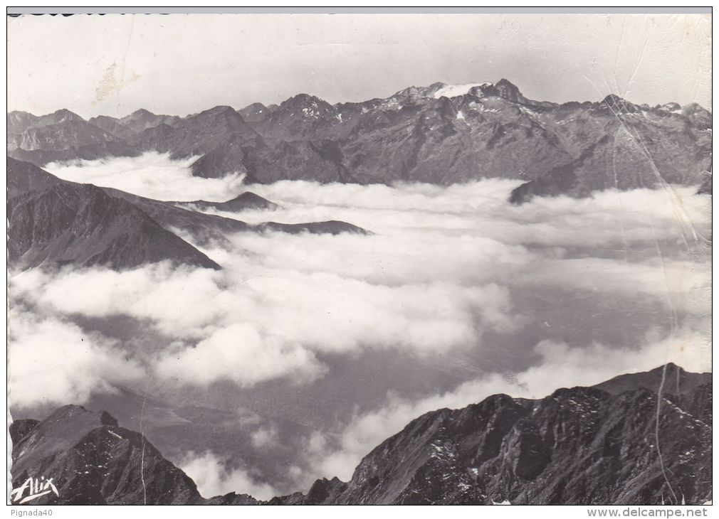 Cp , RÉGIONS , MIDI-PYRÉNÉES , Mer De Nuages Au Sommet Du Pic Du Midi De Bigore , Au Fond Le Glacier Du Vignemale - Midi-Pyrénées