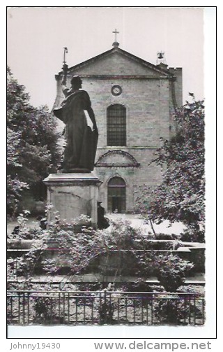 264 - ST-PONS - LA FACADE XVIIIème S. DE LA CATHEDRALE St-PONS PRISE DE L'ESPLANADE DES TILLEULS - Saint-Pons-de-Thomières