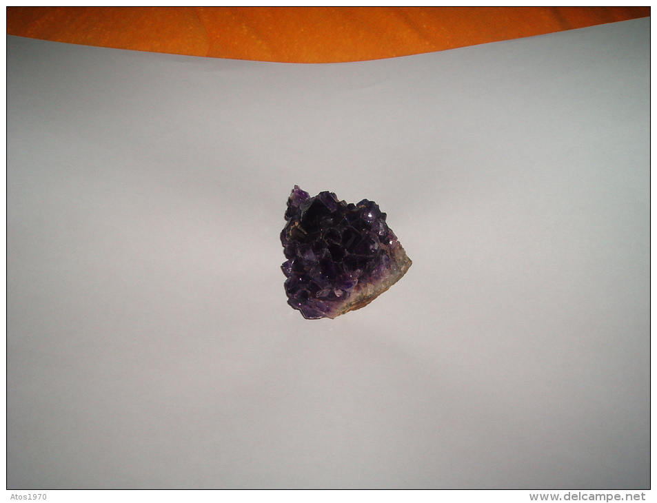 PIERRE DE COLLECTION PETITE AMETHYSTE VIOLET DE 65GR. DIAMETRE ENVIRON 48MM / 45MM. - Minerals