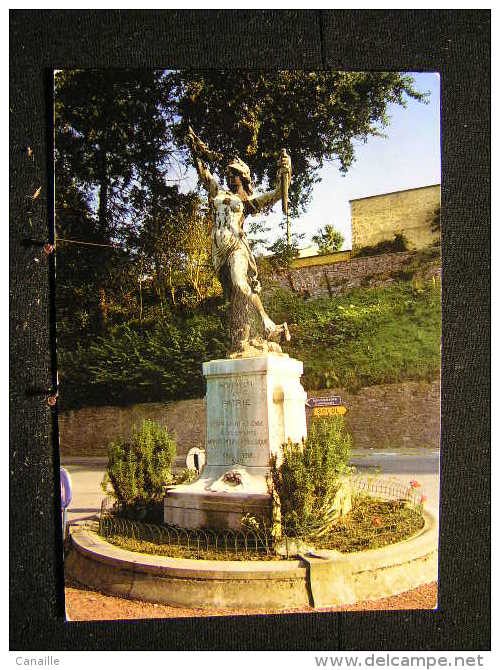 C-37 / Court-st-Etienne- Place Communale, Monumemt Aux Morts  / Circulé Non  .- - Court-Saint-Etienne