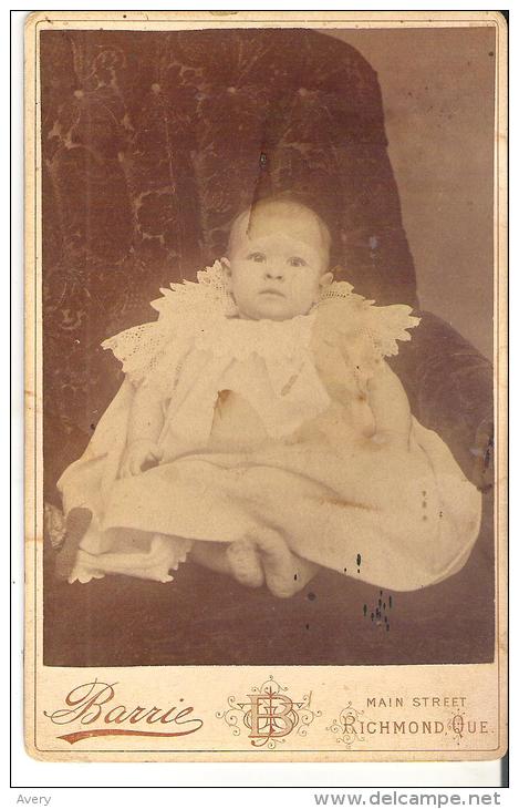 Un Bebe Non-identifiee Unidentified Baby  By Barrie Main Street, Richmond, Quebec  16 Cm X 10.5 Cm  6.5" X 4" - Anonymous Persons