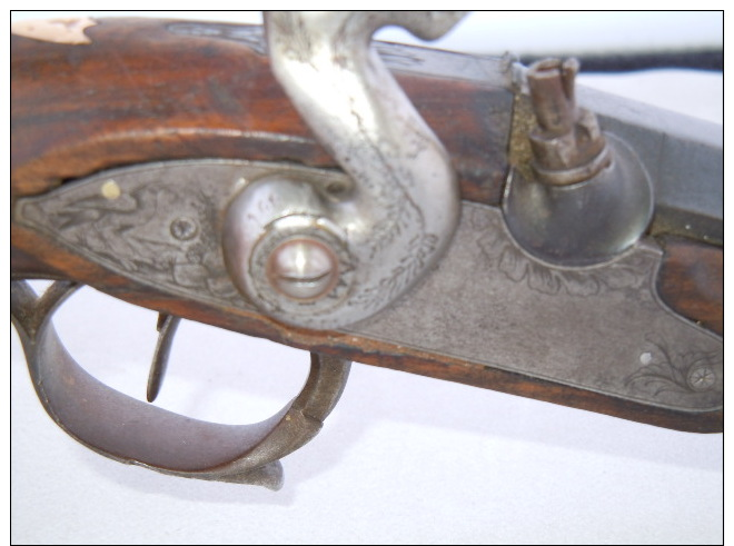 PISTOLET ANCIEN XIX EME  //  MODELE A DEFINIR  // CANON OCTOGONAL // DECOR MOTIF OISEAUX //