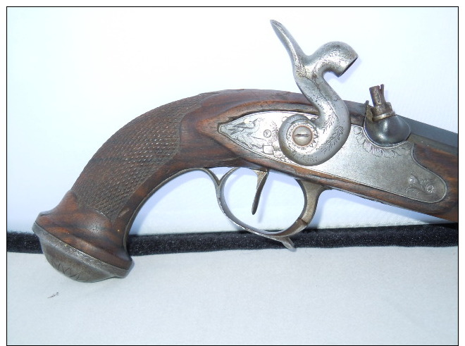 PISTOLET ANCIEN XIX EME  //  MODELE A DEFINIR  // CANON OCTOGONAL // DECOR MOTIF OISEAUX //