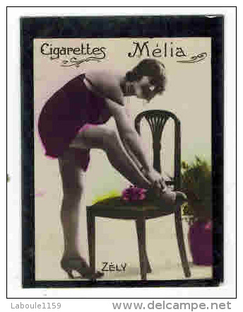 CHROMO EROTIQUE FEMMES ARTISTE PIN UP Cigarettes MELIA : " ZELY " Bas Nylon Déshabillé Nuisette - Melia