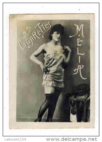 CHROMO EROTIQUE FEMMES ARTISTE PIN UP Cigarettes MELIA  : " Femme En Bas Nylon Et Nuisette  " - Melia